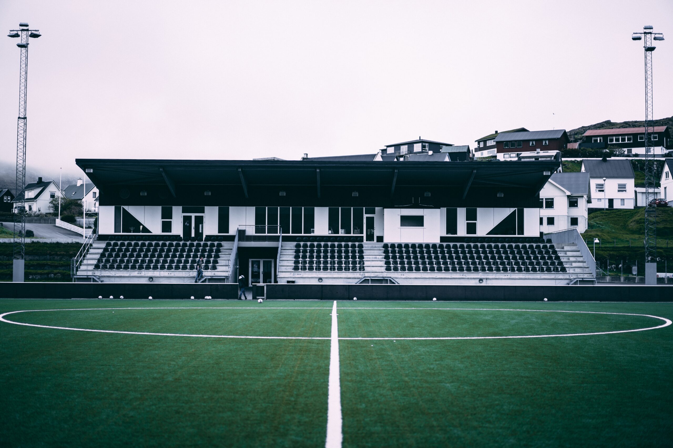 Tribune et buvette d'un club de football amateur, terrain vide avant le match