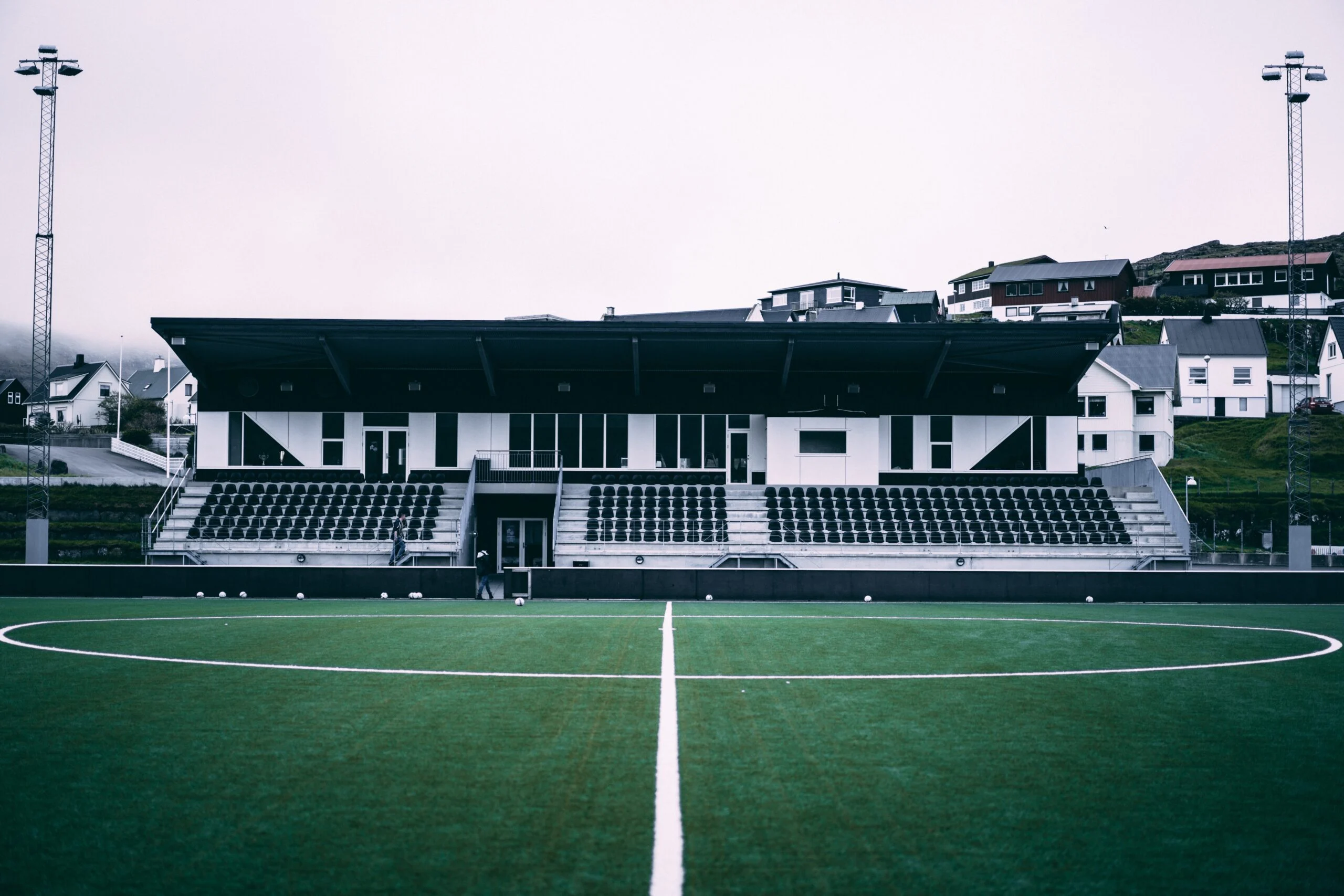 Tribune et buvette d'un club de football amateur, terrain vide avant le match
