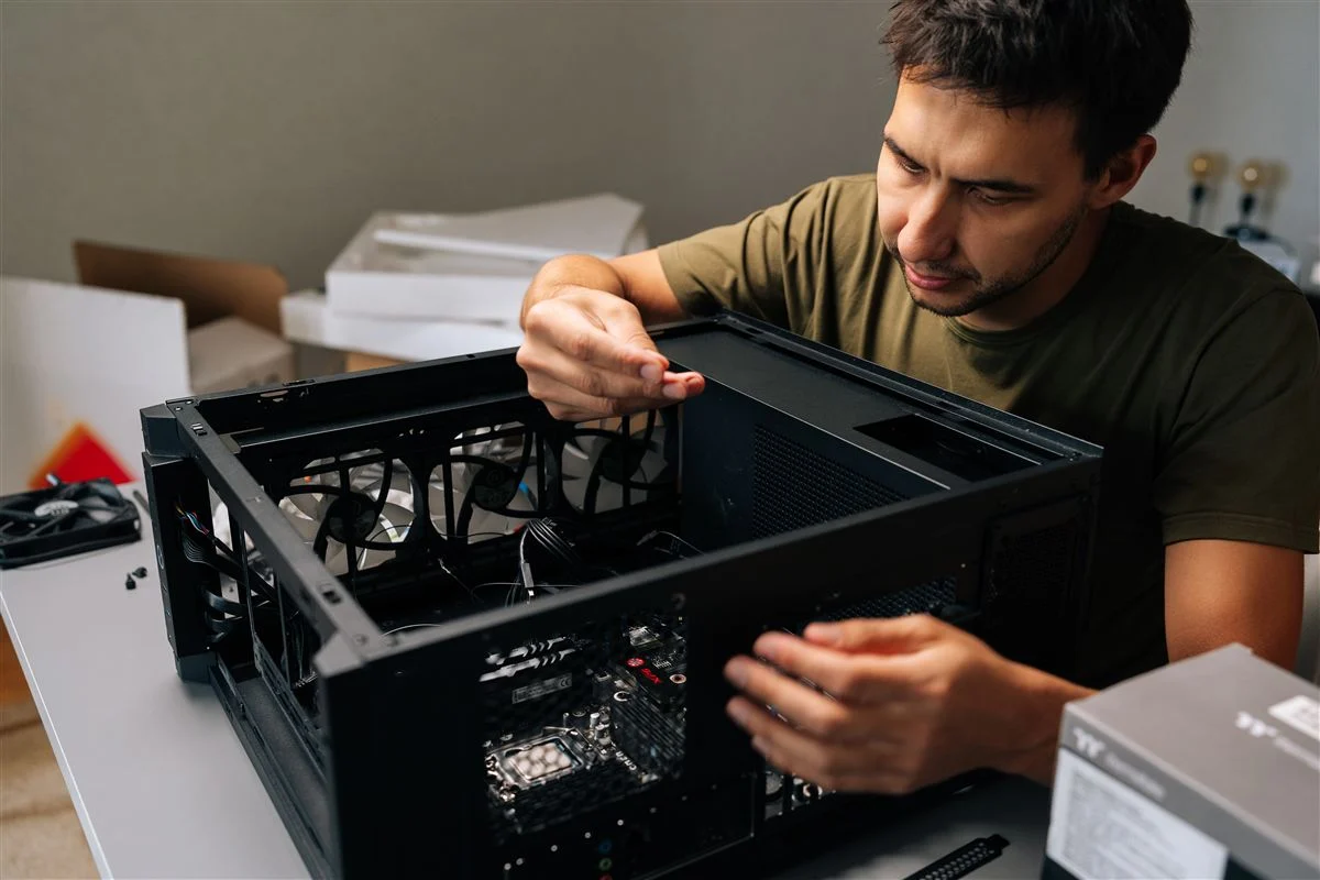 Montage des composants dans un boîtier de PC