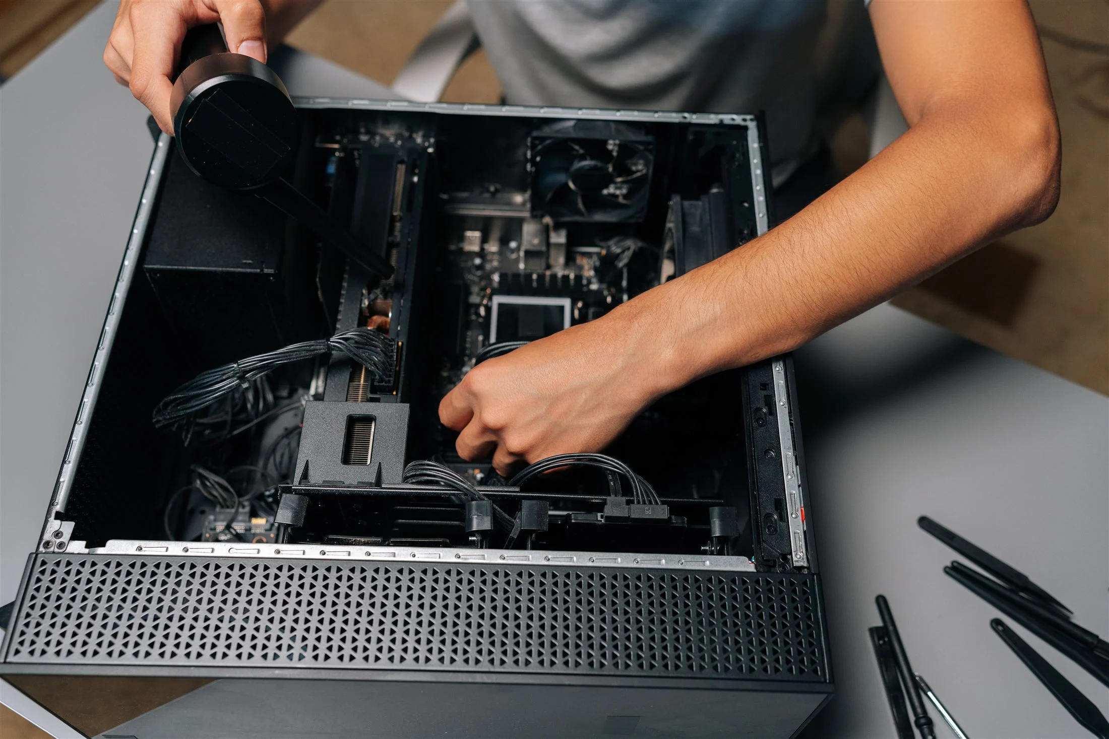 Technicien au travail dans un ordinateur ouvert