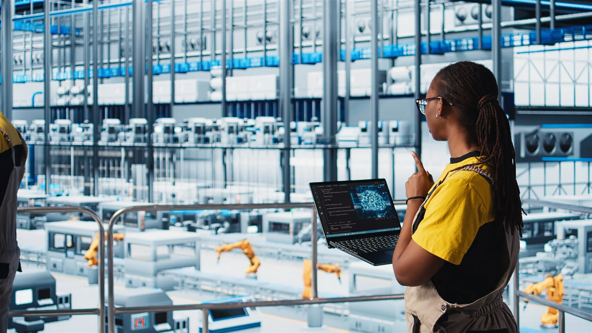 Ingénieure avec un ordinateur portable dans une usine automatisée